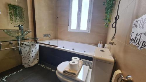 a bathroom with a toilet and a bath tub at Disfruta Madrid Atocha in Madrid