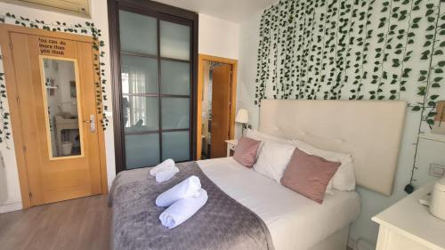 sypialnia z łóżkiem z białymi ręcznikami w obiekcie Disfruta Madrid Atocha w Madrycie