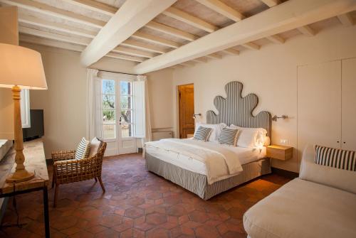 ビッボーナにあるVilla La Salinaのベッドルーム1室(ベッド1台、椅子、ソファ付)