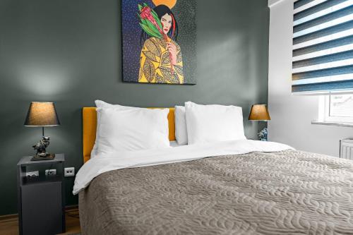 伊斯坦堡的住宿－Bright & Cozy 2BR Located In The Heart Of Living，一间卧室配有一张壁画床