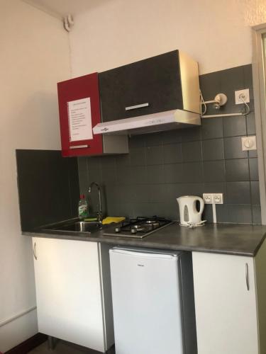 une cuisine avec une cuisinière et un comptoir dans l'établissement Chez Grand Mere, à Le Perthus