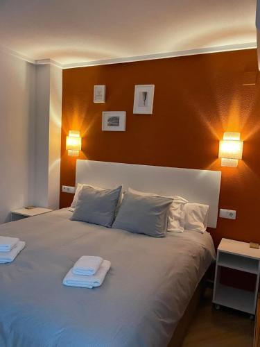 a bedroom with a large bed with two towels on it at Casa Ma-Thé, l'art de vivre in Sucina