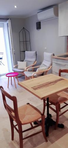 - une table et des chaises dans une pièce avec cuisine dans l'établissement Le gîte d'églantine, à Eyguières