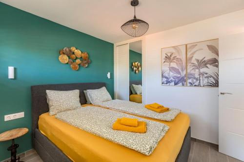 une chambre avec un lit et un mur bleu dans l'établissement Chic & Stylish near Yumbo, à Playa del Ingles