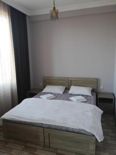 Ein Bett oder Betten in einem Zimmer der Unterkunft FRESH Hotel Kobuleti