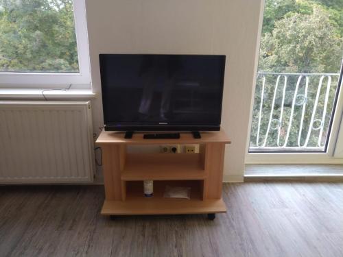 En tv och/eller ett underhållningssystem på Monteurwohnung/ Ferienwohnung Weißenfels/ Sachsen - Anhalt