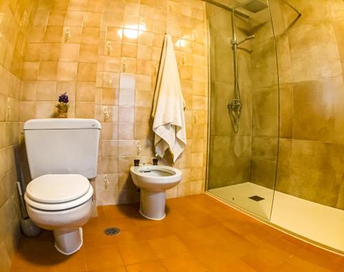 y baño con aseo y ducha. en Apartamento con excelente localización y vistas al mar, en Sanxenxo