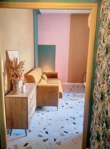 une chambre avec deux lits, une commode et un miroir dans l'établissement Résidence Le Lérins, à Juan-les-Pins