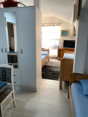 Un dormitorio con una puerta que conduce a una habitación con cama en APARTMANI & RESTORAN -S O K O- SJENICA, en Sjenica