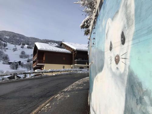 Photo de la galerie de l'établissement Appartement cosy à Arêches, 50m des pistes, terrasse ouest et piscine l'été - FR-1-342-249, à Beaufort