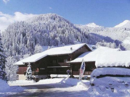 Photo de la galerie de l'établissement Appartement cosy à Arêches, 50m des pistes, terrasse ouest et piscine l'été - FR-1-342-249, à Beaufort