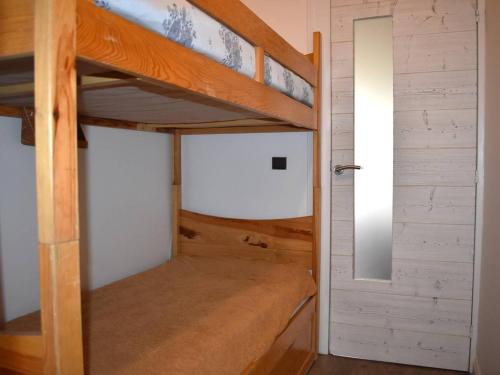 une chambre avec deux lits superposés et un miroir dans l'établissement Charmant studio cabine avec terrasse et parking à Font-Romeu - FR-1-580-58, à Font-Romeu-Odeillo-Via