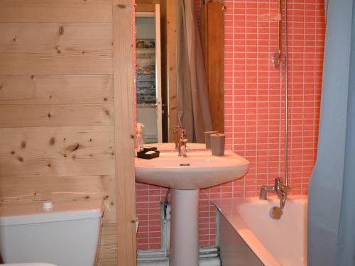 une salle de bain avec un lavabo, des toilettes et un miroir dans l'établissement Charmant studio cabine avec terrasse et parking à Font-Romeu - FR-1-580-58, à Font-Romeu-Odeillo-Via