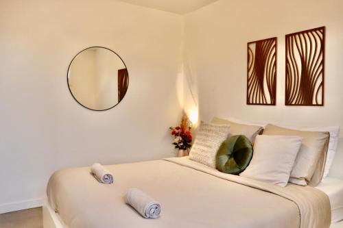 Un pat sau paturi într-o cameră la Anna Boutique Apartments