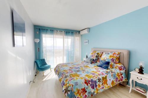 une chambre avec un lit et un mur bleu dans l'établissement Marina - Blue Sea View - Beach - Private Parking, à Villeneuve-Loubet