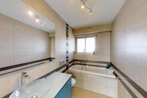 une salle de bain avec une baignoire, un lavabo et des toilettes dans l'établissement Marina - Blue Sea View - Beach - Private Parking, à Villeneuve-Loubet