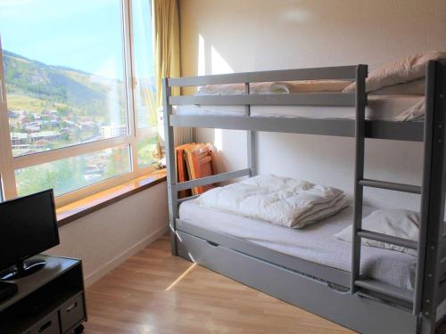 a room with two bunk beds and a window at Appartement Vars, 1 pièce, 4 personnes - FR-1-330B-189 in Vars