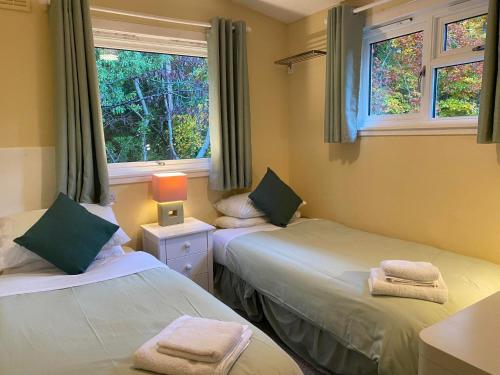 Postel nebo postele na pokoji v ubytování Burnside Chalet on Reelig Estate