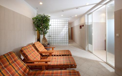 a lobby with two couches and a plant at Penzion Hubert Františkovy Lázně in Františkovy Lázně