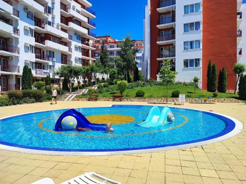 una persona nadando en una piscina en un apartamento en Family Apartament Marina-Bastet BS, en Sveti Vlas