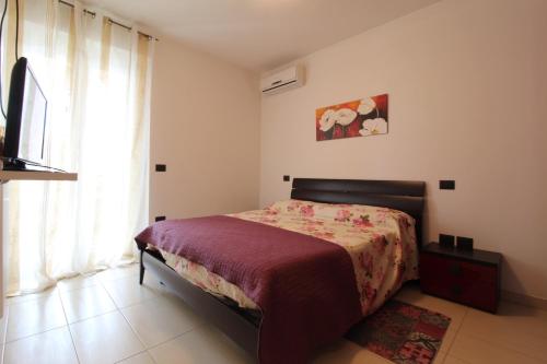 a bedroom with a bed and a window at Solemare in Tortoreto Lido