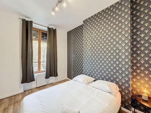 een slaapkamer met een groot wit bed in een kamer bij Cosy Appartement, Vaise Salengro 2 in Lyon