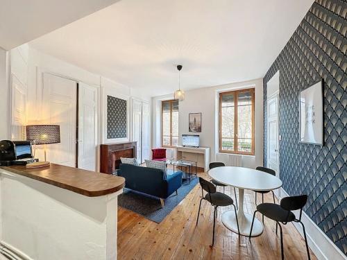 een keuken en een woonkamer met een tafel en stoelen bij Cosy Appartement, Vaise Salengro 2 in Lyon