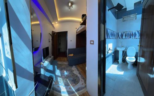 um quarto com casa de banho com WC e lavatório em Unique studio em Aswan