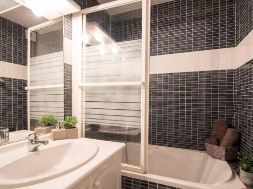 a bathroom with a sink and a shower and a tub at Appartement cosy 6 personnes avec parking à Saint-Lary - FR-1-296-382 in Saint-Lary-Soulan
