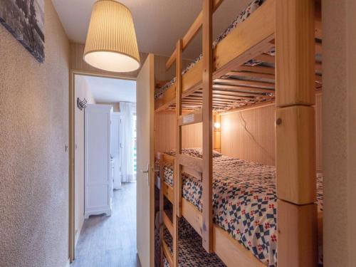 une chambre avec deux lits superposés et une lampe dans l'établissement Appartement pour 6 pers. proche des pistes de ski - FR-1-296-375, à Saint-Lary-Soulan