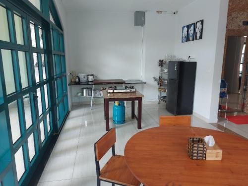 eine Küche mit einem Holztisch und einem Kühlschrank in der Unterkunft Minh Phu Quoc lodge beach swimming pool in Phu Quoc
