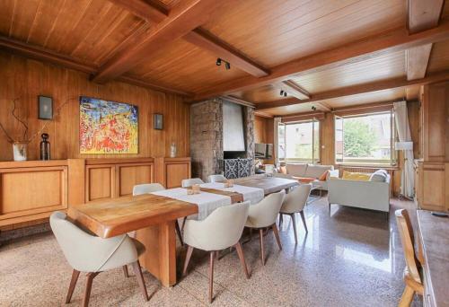une grande salle à manger avec une table et des chaises dans l'établissement Villa des Oliviers, à Fontenay-sous-Bois