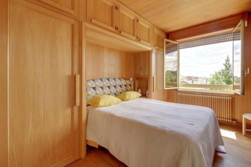 um quarto com uma cama grande e uma janela em Villa des Oliviers em Fontenay-sous-Bois