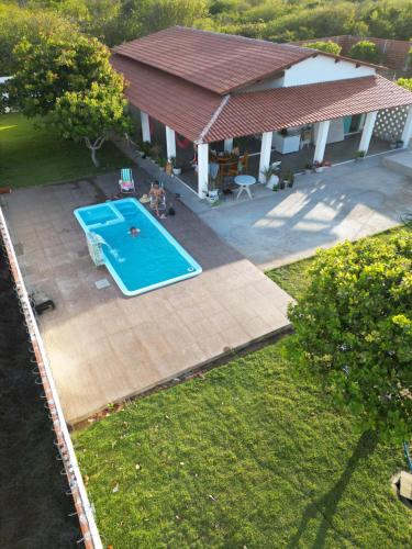 una vista aérea de una piscina frente a una casa en Villa Romeu en Fortim