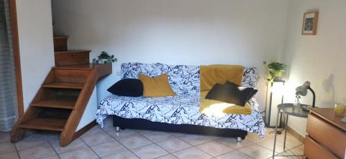 - un salon avec un canapé et des oreillers jaunes et noirs dans l'établissement studio indépendant sur terrasse Toulon, à Toulon