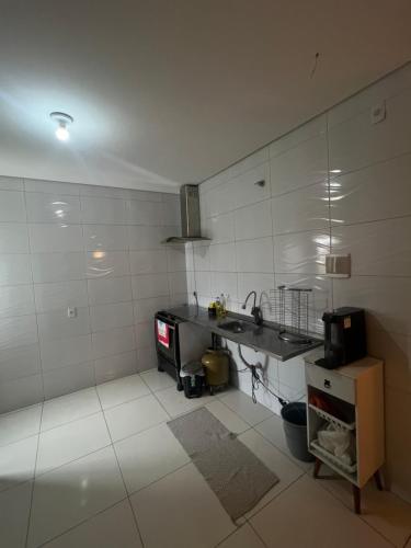 eine Küche mit einer Theke und einem Waschbecken darin in der Unterkunft Quarto em casa compartilhada in Petrolina