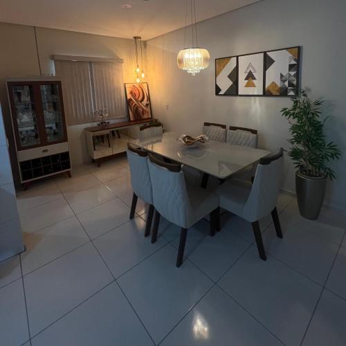 a dining room with a table and chairs at Quarto em casa compartilhada in Petrolina