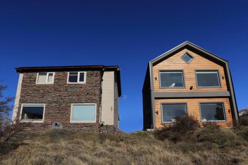 una casa sentada en la cima de una colina en Buenavista Chalten, Casa de Montaña en El Chaltén