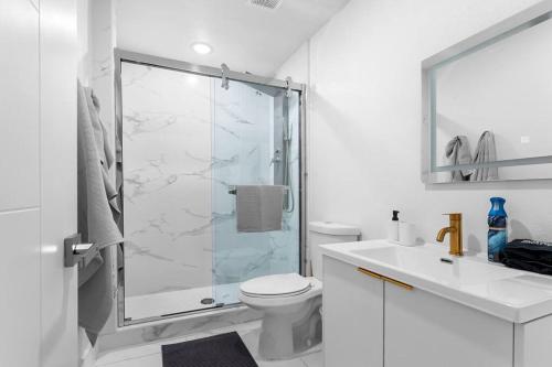 Un baño con ducha, inodoro y lavabo. en Modern Apartment in downtown dallas 2bed 2 bath, en Dallas