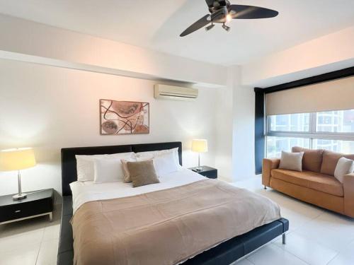 Un pat sau paturi într-o cameră la Apartment with Ocean&City views Avenida Balboa 2