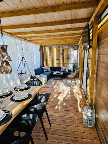 een woonkamer met een lange tafel en stoelen bij Mobile Home Peponi Del Mar, Soline, BRAND NEW in Biograd na Moru