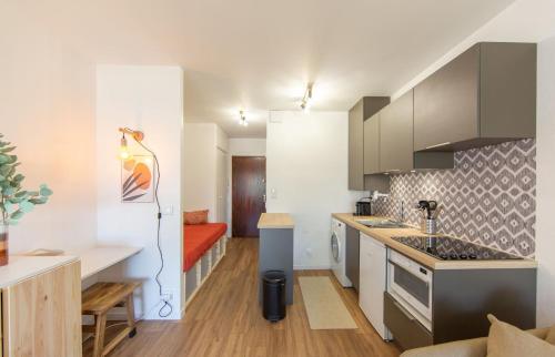Η κουζίνα ή μικρή κουζίνα στο STUDIO DU PORT 30 à ANDERNOS - vue bassin
