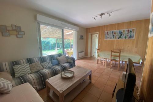 un salon avec un canapé et une table dans l'établissement VILLA DES ORTOLANS au CAP FERRET, à Cap-Ferret