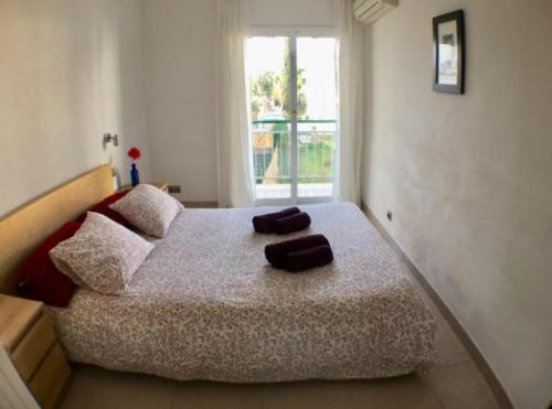 ein Schlafzimmer mit einem großen Bett mit zwei Handtüchern darauf in der Unterkunft Apartamento en Vilanova in Vilanova i la Geltrú