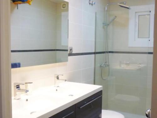 ein Bad mit einem Waschbecken, einer Dusche und einem WC in der Unterkunft Apartamento en Vilanova in Vilanova i la Geltrú