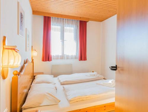 two beds in a room with a window at Atemberaubende Aussicht, direkter Pistenzugang in Deutschberg