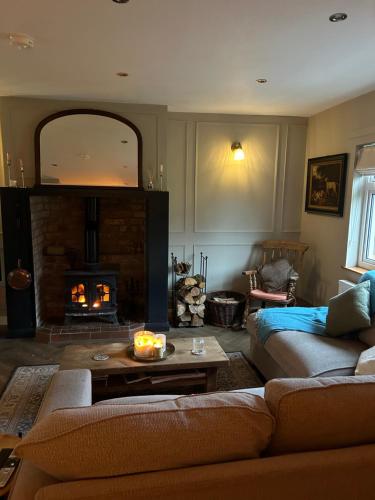Posezení v ubytování Favour Royal Cottage - dog friendly forest escape