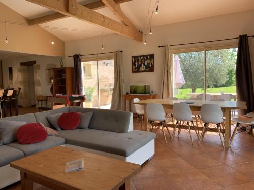 La Sauvetat的住宿－Chez Aurore，客厅配有沙发和桌椅