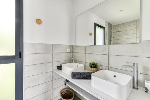 Baño con 2 lavabos y espejo en Casa Palma 2 - Sejour Ideal, en Lapalme