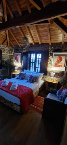 Ένα ή περισσότερα κρεβάτια σε δωμάτιο στο Rustic Retreat-Country House